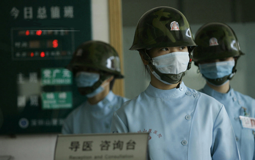 由于医患冲突激烈,深圳市山厦医院医生护士一度戴钢盔上班.