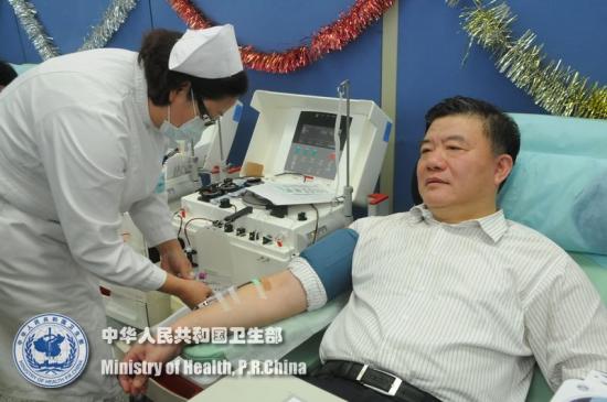 卫生部部长陈竺参与无偿献血