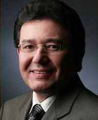 Alirio Melendez（来源：Liverpool Echo） 据《自然》网站消息，前新加坡国立大学（NUS）免疫学家Alirio Melendez涉嫌学术不端，其近70篇学术论文被调查。 新加坡国立大学、英国利物浦大学和英国格拉斯哥大学今年三月份开始联合对Melendez进行调查，NUS副校长Barry Helliwell表示将调查Melendez以NUS教授身份发表的所有论文。目前，《自然—免疫学》已因“图片不规范”撤销其一篇论文，《科学》也开始“关注”其2010年的一篇论文。Melendez承认一些论文有问题。 Melendez于2001年—2007年在NUS做研究，2007年开始先后在格拉斯哥大学和利物浦大学任职，但其在NUS的实验室保留到2009年。利物浦大学于2011年4月暂停了他的工作。