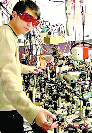 詹姆斯·周钦文和他的团队研制的超精准原子钟。