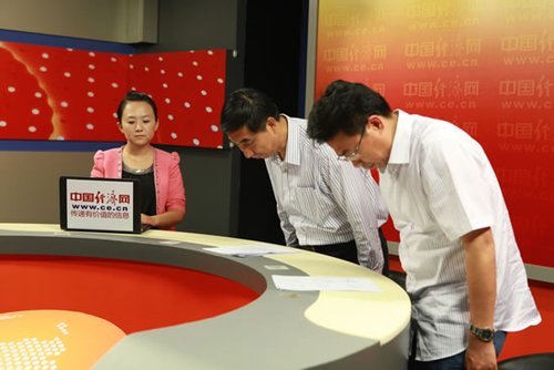 哈药总厂厂长吴志军（左一）和厂环境保护部部长韩洪彬公开道歉。