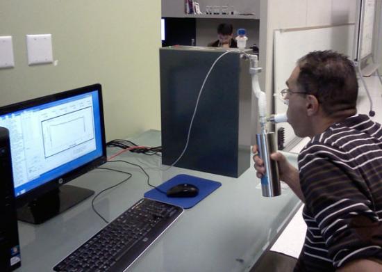 呼气测试:Metabolomx的一位工程师在向一台呼气-分析机中吹气。