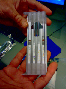 呼气测试器内部:被测试人呼出的气体通过排成数排的120种化学物质,这些物质会响应呼气中的生物标记而变颜色。