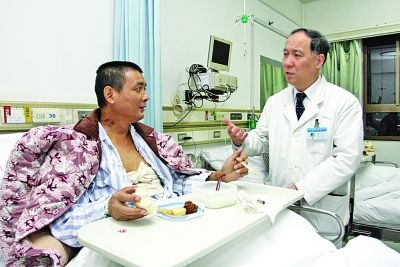 胡本蔡术后明显好转，丁义涛教授前来探望。