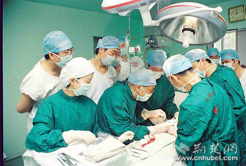 医生正在手术室里紧张地进行着器官移植