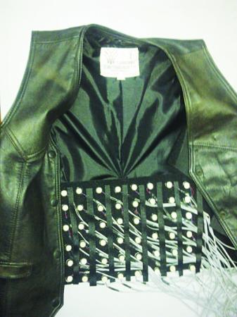 从外表看，“导盲背心”与普通背心没区别，但要正确使用还需要经过一段时间的训练。