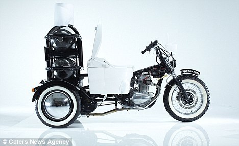 “马桶摩托车”的最高时速可达到50英里。Toto希望这种移动厕所能够在未来6年内将二氧化碳排放量减少50%