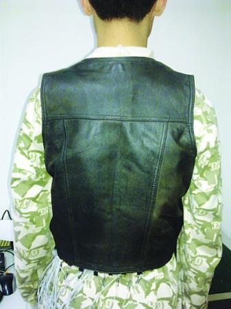 背心里面装有很多传感器，传感器通过震动频率的变化提醒路况。