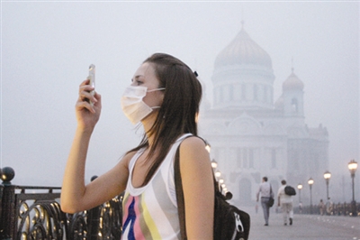 空气是一个庞大的悬浮体系，就像一碗淡淡的小米粥，其中有各种悬浮颗粒物质均匀分布。只是，空气中大多数颗粒物的粒径只能以微米计，无法为肉眼所见。而这些“小身材”的颗粒物质，却是大气中污染物的重要载体和反应温床，成了人体健康的“隐形杀手”。