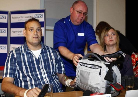 记者招待会上格林的人造心脏突然发出尖锐的警报声，这时他显得很惊慌