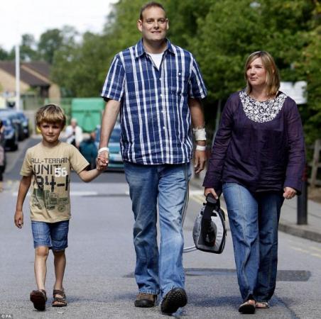 心脏利用一个放在背包里的装置提供动力后，格林就可以同家人一起回家了