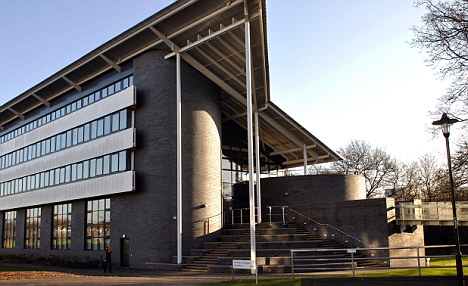 英国华威大学研究中心是秘密进行人兽杂交的实验室之一